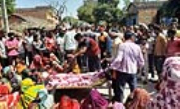 Woman riding a bicycle dies due to collision with auto, traffic jam blocked with dead body