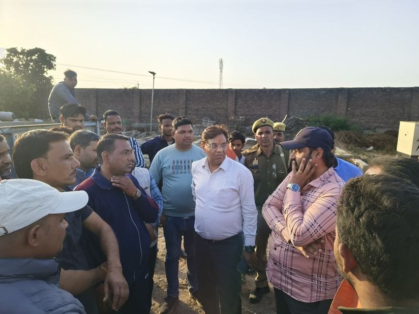Contractors held officers hostage due to non-payment