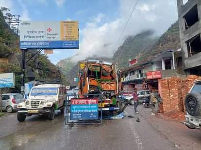 Chamoli News: Second truck collided with truck parked along the highway, driver injured Another truck hit a truck parked on the highway, driver injury