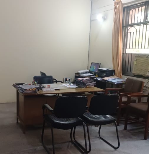 Collectorate is in a bad state, officers and workers do not reach on time