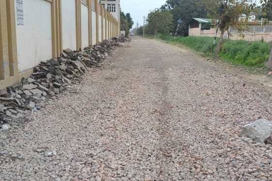 Construction work on the Rajbaha track is slow, people of 10 villages are troubled