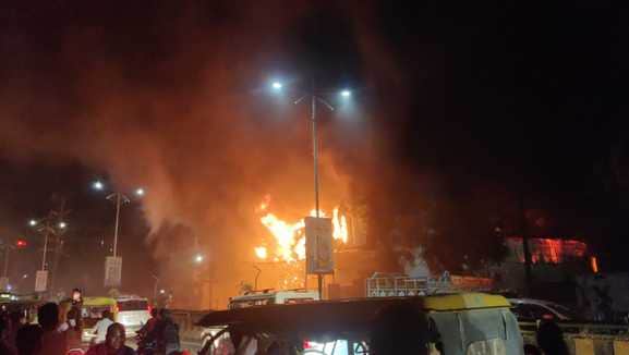 एलजी इलेक्ट्रॉनिक्स शोरूम में लगी आग