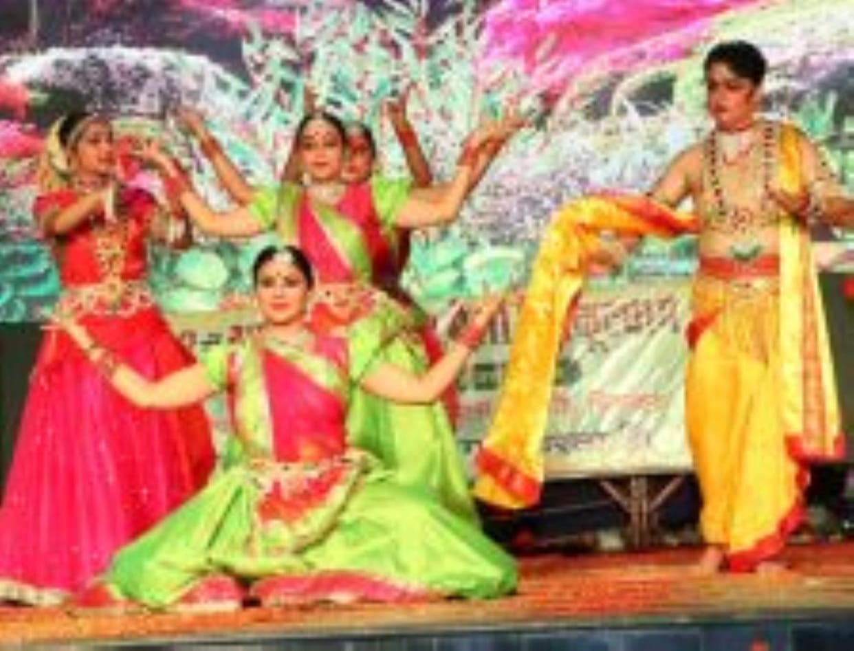 Lord Krishna played Holi with flowers with the Gopikas