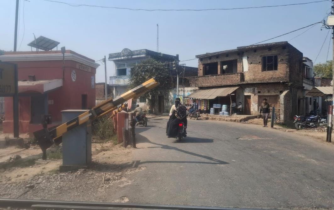 Tedhui-Dwarikaganj road will be built 10 meters wide with Rs 12.87 crore. Two youths died, one injured in a collision.
