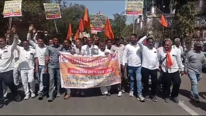 Ujjain News: उज्जैन-जावरा फोरलेन पर अब किसानो की आपत्ति, हाथों में झंडे और तख्तियां लेकर किया प्रदर्शन; जानें