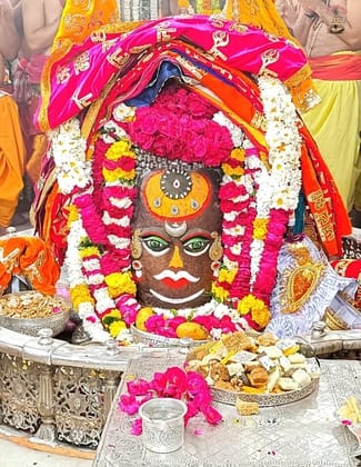 Bhasma Aarti Special - Baba Mahakal decorated with worship material, know why Bhasma Aarti is done every day