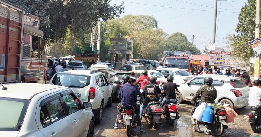 Vehicles were stuck in traffic jam for 50 minutes at Sir Chhotu Ram Chowk
