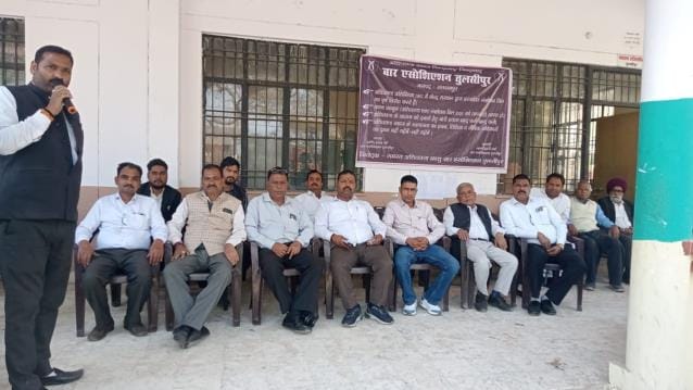 Lawyers decided to burn the effigy of Law Minister