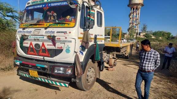 चालक को बंधक बना कर टायर लूट