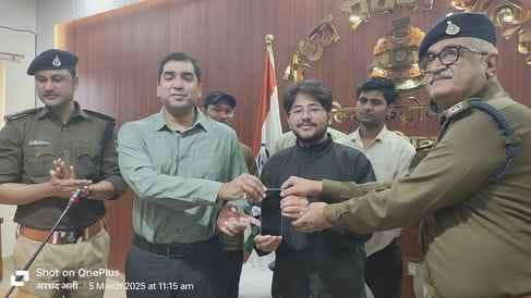Shivpuri police returned 100 lost mobiles worth 18 lakhs
