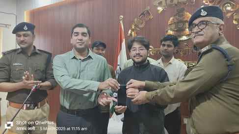एसपी ने सौंपे गुम मोबाइल