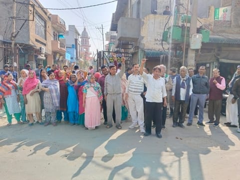 People's patience broke due to cut in water supply