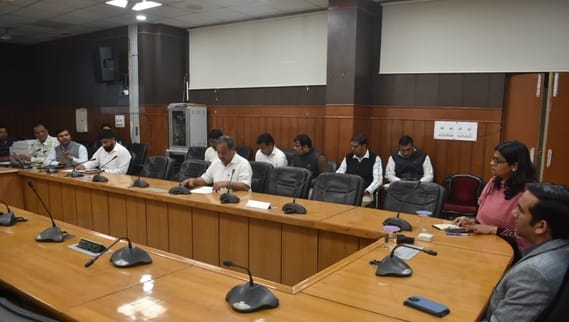 20 tables were set up for counting the votes of the mayor by-election and 8 tables were set up for counting the votes of the municipal elections.
