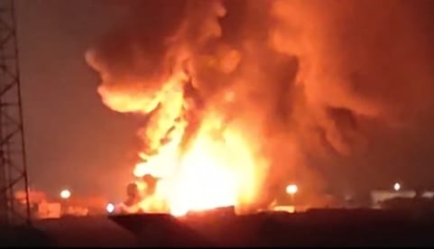 Fire broke out in a paint factory, drums filled with chemicals kept bursting with a bang