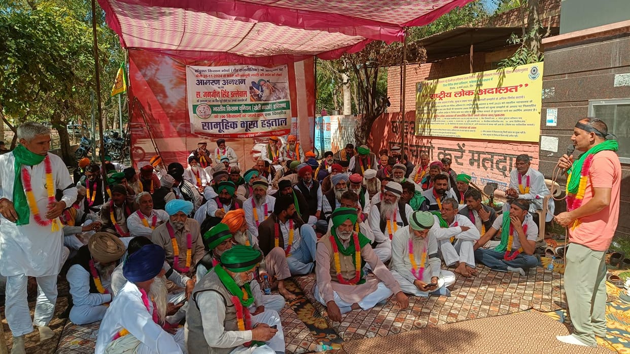 On completion of 100 days of Dallewal's hunger strike, farmers staged a sit-in outside the mini secretariat