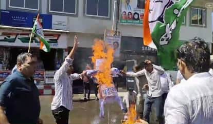 District Congress burnt the effigy of Minister Prahlad Patel