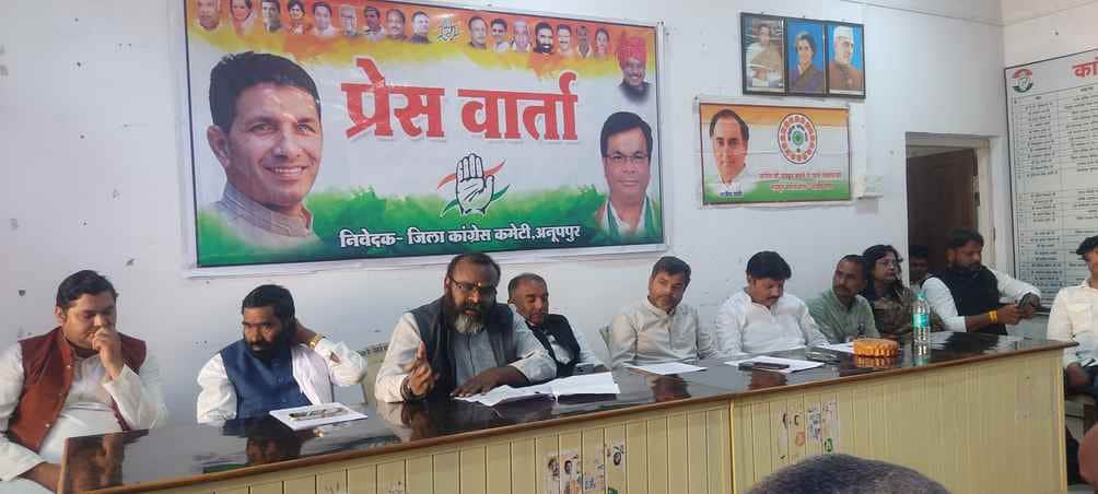 जानकारी देते हुए कांग्रेस पदाधिकारी