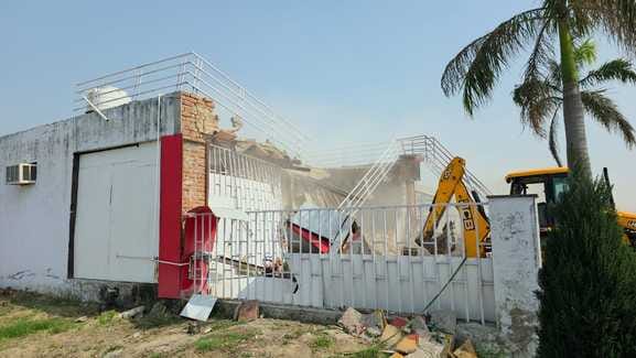 District Panchayat's bulldozer ran on two illegal colonies in Khajuri