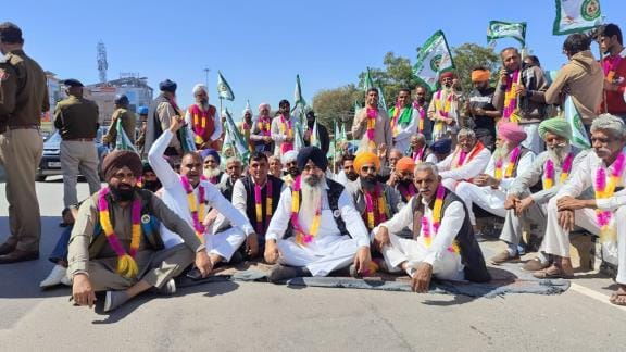 100 farmers sitting on hunger strike, stopped on overbridge for one and a half hour, then angry farmers started protest and started sloganeering