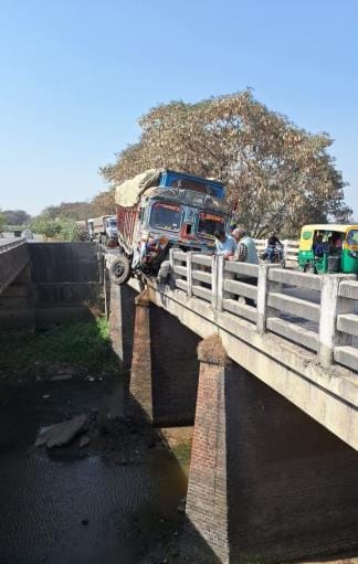 The truck broke the railing and got stuck on the Ami river bridge