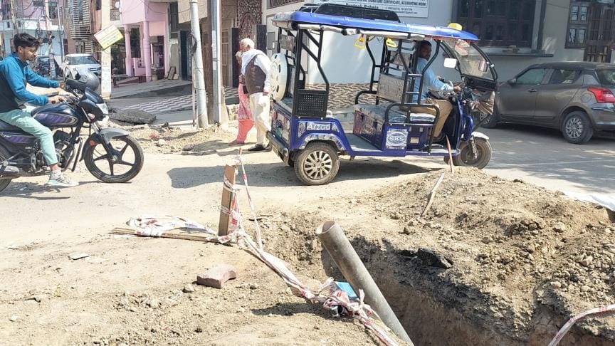 Half the road was broken to lay pipes on Krishna Colony Malgodown Road