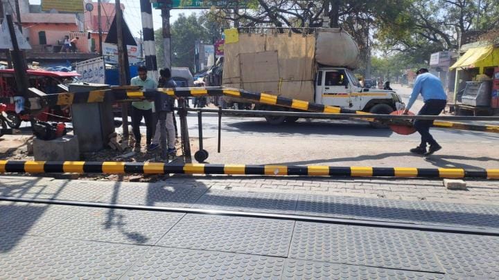 Magic broke the railway gate, the route was blocked for four hours