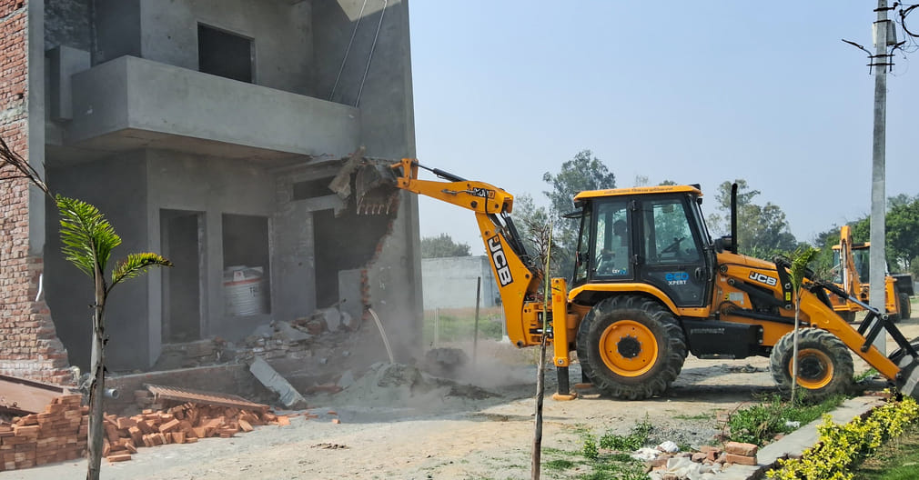 GDA's bulldozer runs on five houses built in illegal colony