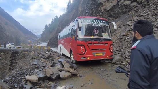Debris fell on Jammu-Srinagar highway, road opened after four hours