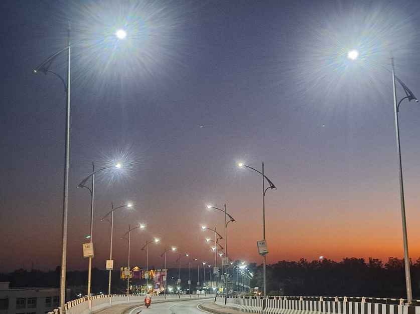 ओवरब्रिज पर जल रही लाइट
