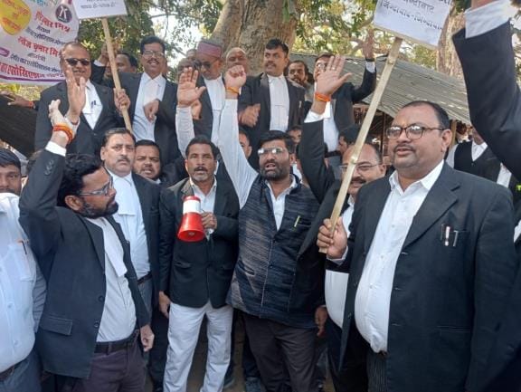 Advocates took out a procession in the Collectorate
