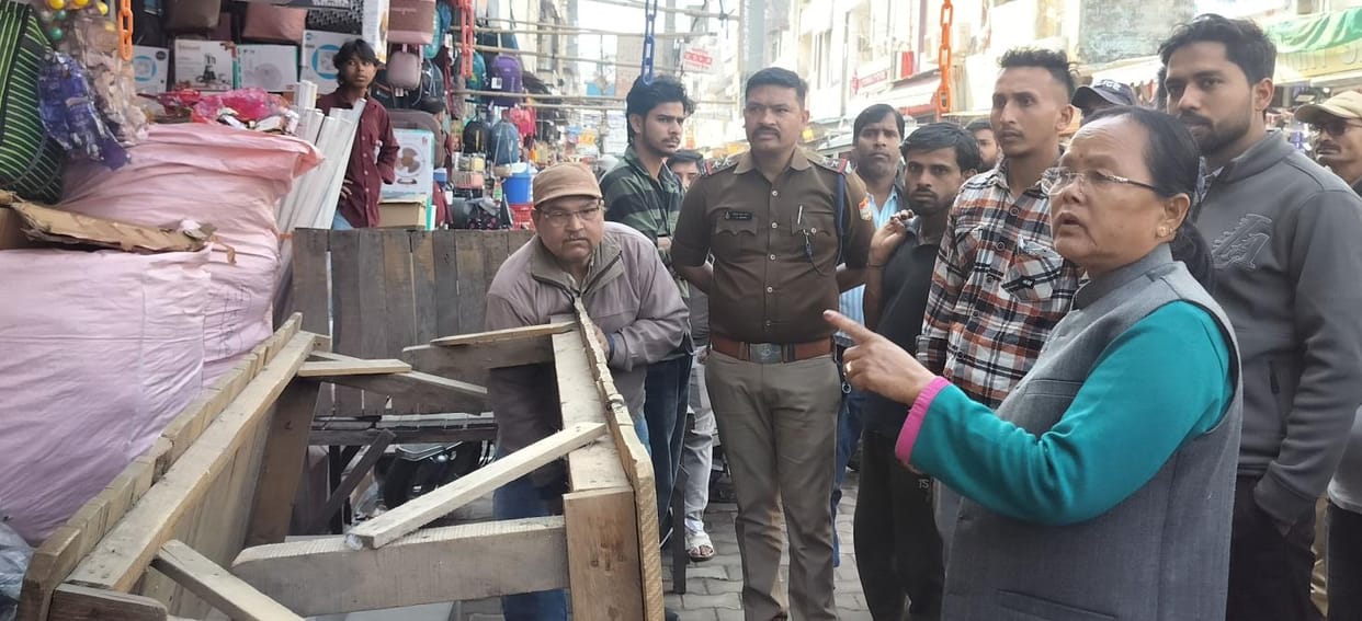 Till yesterday the footpath was covered with encroachment, but due to strictness the goods of the traders were immediately removed.