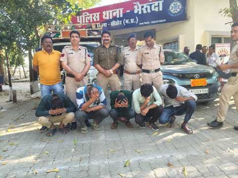 सीहोर। पुलिस द्वारा पकड़े गए आरोपी।