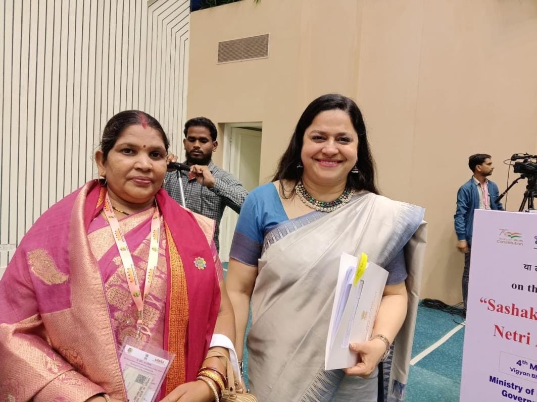 The faces of two Pradhans and Panchayat Secretary were happy after receiving the certificate from the Union Minister.