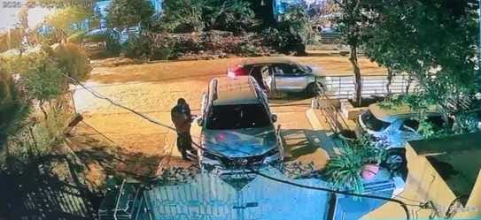 Thieves came in a car worth lakhs and stole a Fortuner car