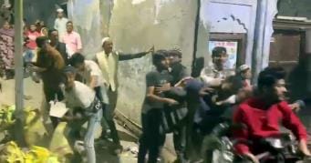 Two parties clashed over the use of mobile phones during Taraweeh prayers, stone pelting took place