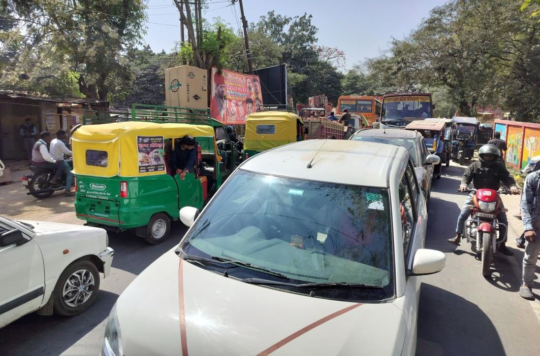 Long traffic jam due to randomly parked vehicles