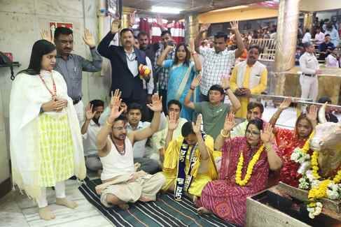 Baba Mahakal decorated with ashes, Deputy Chief Minister arrived with family to have darshan