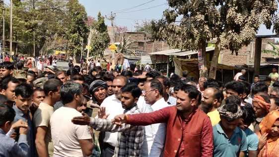 Vaishali Bihar News: Hajipur Road jam after the death of electricity department employee