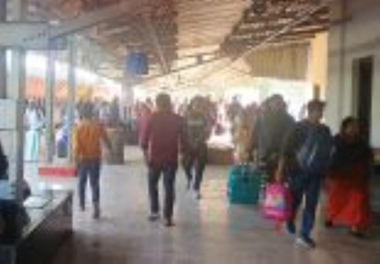 People started coming home for Holi, crowd increased at stations