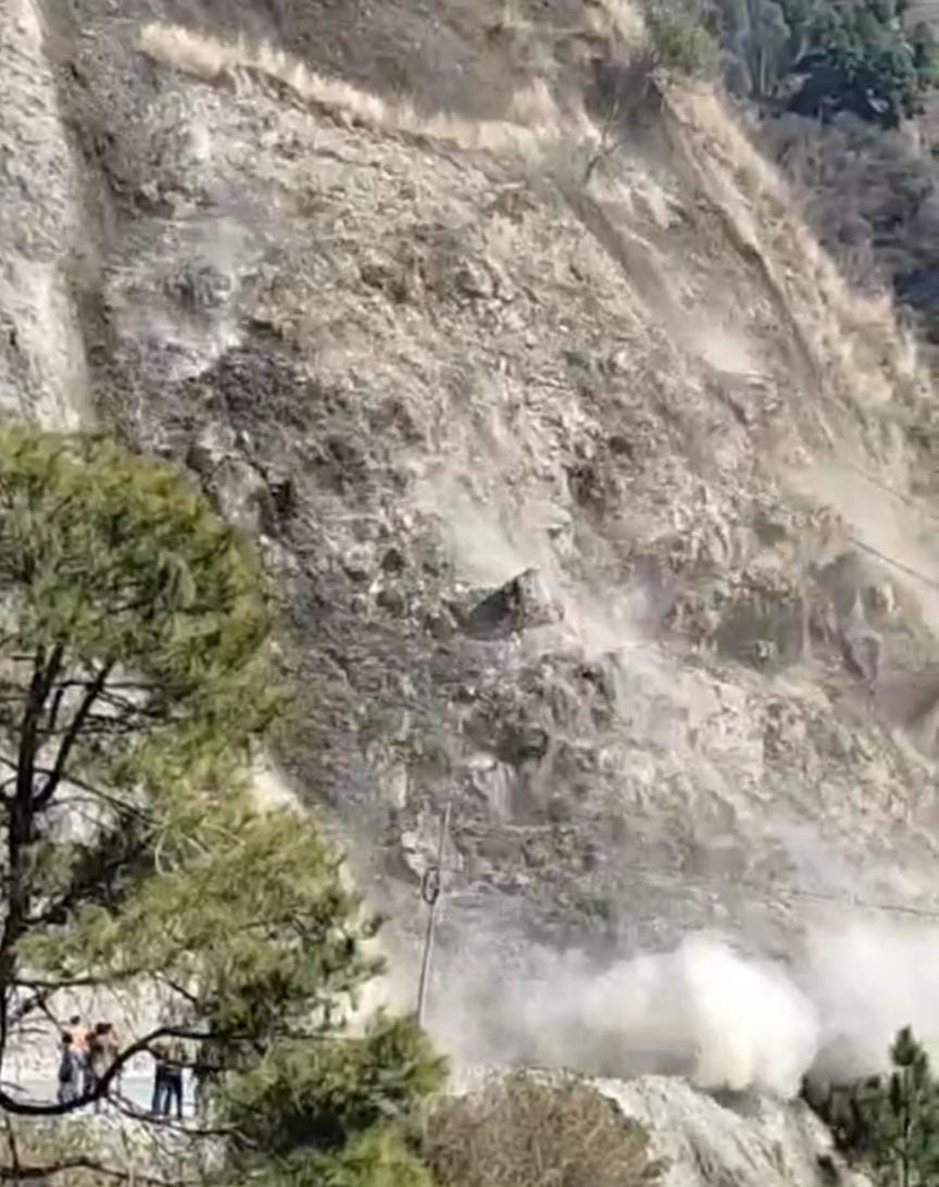 Teesa-Chamba road blocked due to landslide near Pukhri