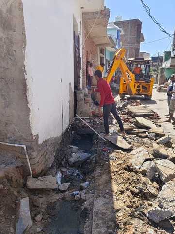 Bulldozer roared on the platforms in Narnaul