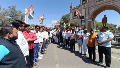 Dewas Congress raised slogans and burnt an effigy at Sayaji gate over statement of Minister Prahlad Patel