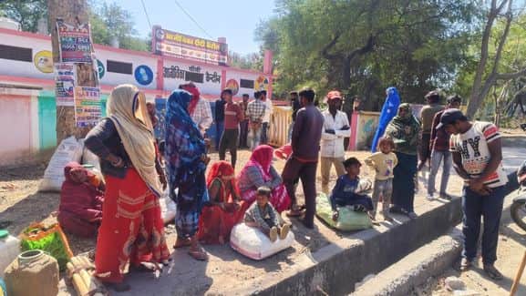 मजदूरी की मांग को लेकर बैठे मजदूर