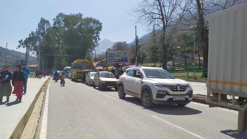 The speed of vehicles slowed down in Kullu city
