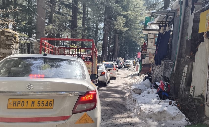 Long traffic jam on narrow roads in Manali