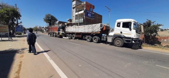 A truck hit a trolley parked on the roadside, three people injured