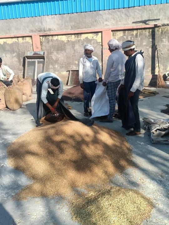 After the theft, the thieves were seen jumping over the wall of the market