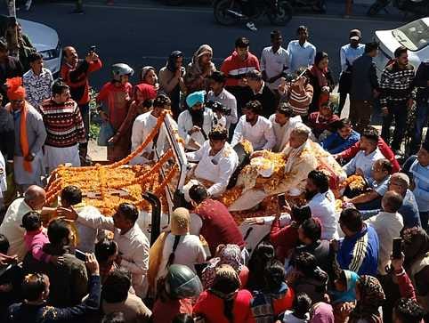 Thousands of devotees gathered in the ashes journey of Sugrivanand Maharaj