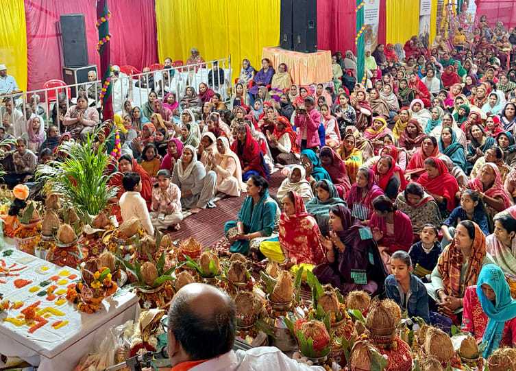 Devotees celebrated Shri Krishna's birth anniversary by dancing and singing.