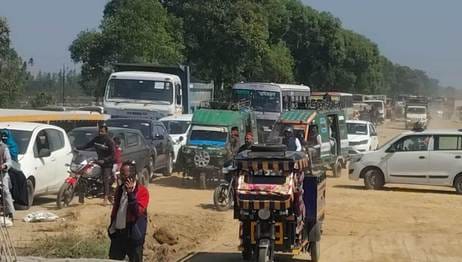 Pothole on the highway, tractor-trolley loaded with potatoes overturned, highway jammed for three hours